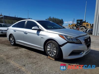 Czwarte zdjęcie samochodu z boku: 2017 HYUNDAI SONATA HYBRID SE VIN:KMHE24L1XHA044035 - miniatura