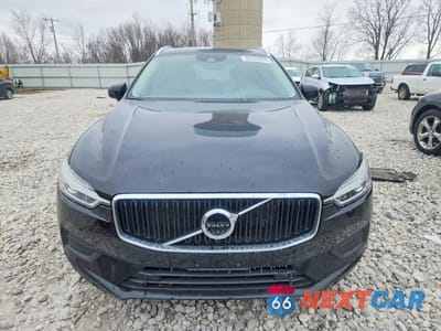 Piąte zdjęcie samochodu w środku: 2018 VOLVO XC60 T6 MOMENTUM VIN:YV4A22RK3J1012408 - miniatura