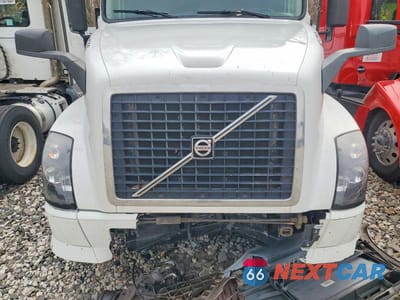 Zdjęcie 7 z 10 samochodu: 2015 VOLVO VNL SEMI TRUCK VIN:4V4NC9DG2FN921371 - miniatura