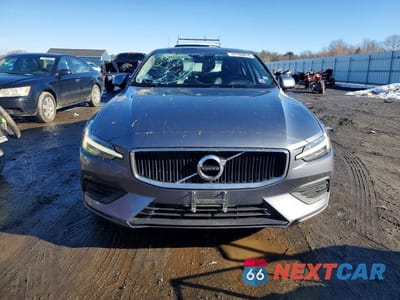 Piąte zdjęcie samochodu w środku: 2020 VOLVO S60 T6 MOMENTUM VIN:7JRA22TKXLG051185 - miniatura