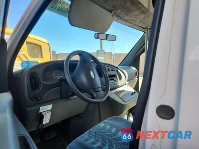 Zdjęcie 8 z 13 samochodu: 2003 FORD E450 SHUTTLE BUS VIN:1FDXE45S33HB85132 - miniatura