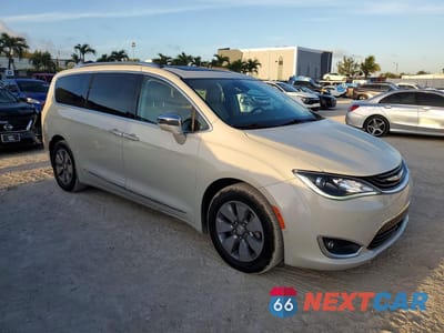 Czwarte zdjęcie samochodu z boku: 2017 CHRYSLER PACIFICA EHYBRID PLATINUM VIN:2C4RC1N74HR689505 - miniatura