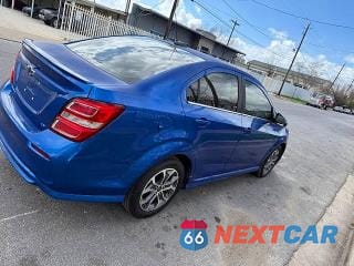 Czwarte zdjęcie samochodu z boku: 2018 CHEVROLET SONIC LT VIN:1G1JD5SH5J4100431 - miniatura