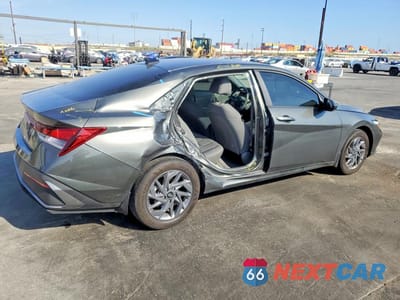 Trzecie zdjęcie samochodu z tyłu: 2024 HYUNDAI ELANTRA SEL VIN:KMHLM4DG6RU733350 - miniatura