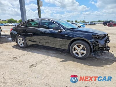 Czwarte zdjęcie samochodu z boku: 2019 CHEVROLET MALIBU LS VIN:1G1ZB5ST2KF142719 - miniatura