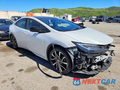 Czwarte zdjęcie samochodu z boku: 2023 TOYOTA PRIUS PRIME XSE VIN:JTDACACU3P3007596 - miniatura