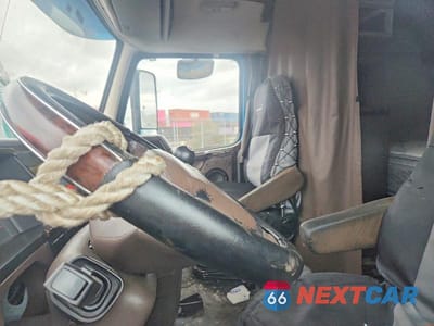 Zdjęcie 8 z 10 samochodu: 2015 VOLVO VNL SEMI TRUCK VIN:4V4NC9EH7FN936228 - miniatura