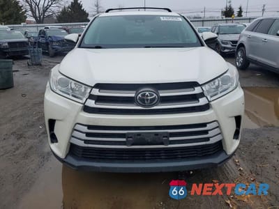 Piąte zdjęcie samochodu w środku: 2019 TOYOTA HIGHLANDER LE VIN:5TDBZRFH8KS728777 - miniatura