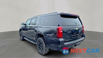Trzecie zdjęcie samochodu z tyłu: 2019 CHEVROLET SUBURBAN K1500 LT VIN:1GNSKHKC2KR230329 - miniatura
