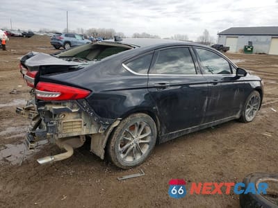 Trzecie zdjęcie samochodu z tyłu: 2019 FORD FUSION SE VIN:3FA6P0HDXKR248813 - miniatura