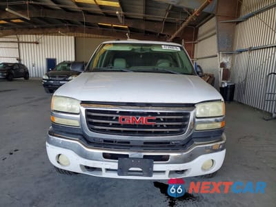 Piąte zdjęcie samochodu w środku: 2005 GMC SIERRA K2500 HEAVY DUTY VIN:1GTHK23245F804666 - miniatura