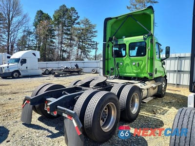 Czwarte zdjęcie samochodu z boku: 2020 FREIGHTLINER CASCADIA 116 SEMI TRUCK VIN:1FUJHTDV7LLLC2050 - miniatura