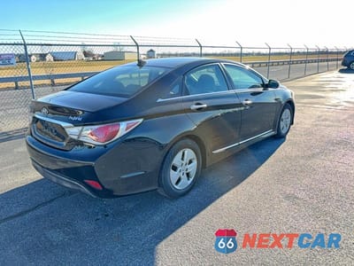 Czwarte zdjęcie samochodu z boku: 2012 HYUNDAI SONATA HYBRID BASE VIN:KMHEC4A4XCA038836 - miniatura