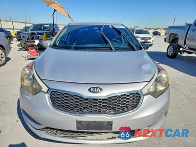Piąte zdjęcie samochodu w środku: 2015 KIA FORTE LX VIN:KNAFK4A68F5427756 - miniatura