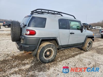 Trzecie zdjęcie samochodu z tyłu: 2013 TOYOTA FJ CRUISER BASE VIN:JTEBU4BF7DK158640 - miniatura
