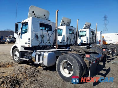 Trzecie zdjęcie samochodu z tyłu: 2019 VOLVO VNR - SEMI TRUCK VIN:4V4W19DF2KN221488 - miniatura