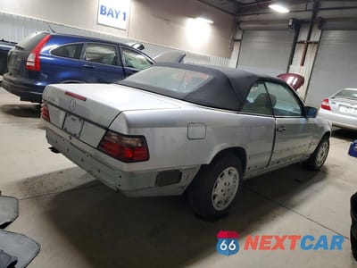 Trzecie zdjęcie samochodu z tyłu: 1994 MERCEDES-BENZ E 320 VIN:WDBEA66E4RC083709 - miniatura