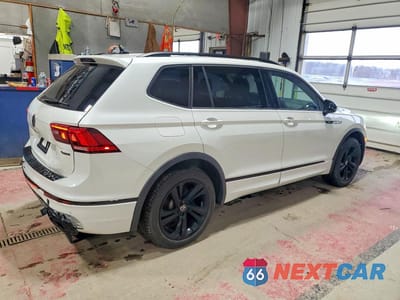 Trzecie zdjęcie samochodu z tyłu: 2024 VOLKSWAGEN TIGUAN SE R-LINE BLACK VIN:3VV8B7AX7RM210009 - miniatura
