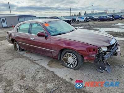 Czwarte zdjęcie samochodu z boku: 2000 LINCOLN TOWN CAR SIGNATURE VIN:1LNHM82W1YY794281 - miniatura