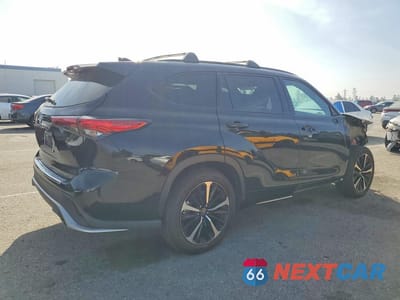 Trzecie zdjęcie samochodu z tyłu: 2022 TOYOTA HIGHLANDER XSE VIN:5TDJZRAH3NS115036 - miniatura