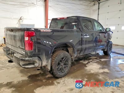 Trzecie zdjęcie samochodu z tyłu: 2025 CHEVROLET SILVERADO K1500 TRAIL BOSS CUSTOM VIN:3GCPKCEK2SG313909 - miniatura