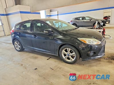 Czwarte zdjęcie samochodu z boku: 2013 FORD FOCUS SE VIN:1FADP3K28DL180108 - miniatura