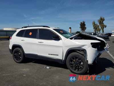 Czwarte zdjęcie samochodu z boku: 2023 JEEP CHEROKEE ALTITUDE LUX VIN:1C4PJMMB2PD113689 - miniatura