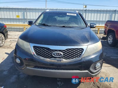Piąte zdjęcie samochodu w środku: 2011 KIA SORENTO LX VIN:5XYKT4A17BG105078 - miniatura