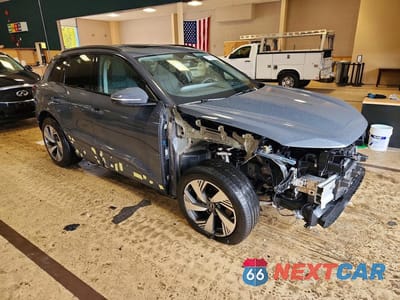 Czwarte zdjęcie samochodu z boku: 2025 AUDI Q6 E-TRON PREMIUM PLUS VIN:WA124BGF7SA053708 - miniatura