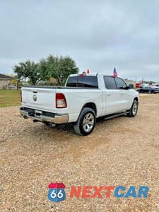 Czwarte zdjęcie samochodu z boku: 2022 RAM 1500 BIG HORN VIN:1C6RREFT9NN275976 - miniatura
