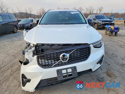 Piąte zdjęcie samochodu w środku: 2025 VOLVO XC40 PLUS VIN:YV4L12UC5S2458650 - miniatura