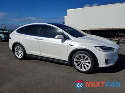 Czwarte zdjęcie samochodu z boku: 2017 TESLA MODEL X VIN:5YJXCAE26HF057192 - miniatura