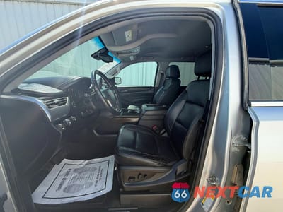 Piąte zdjęcie samochodu w środku: 2019 CHEVROLET SUBURBAN K1500 LT VIN:1GNSKHKC3KR392583 - miniatura