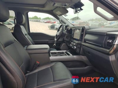 Piąte zdjęcie samochodu w środku: 2023 FORD F350 SUPER DUTY VIN:1FT8W3DM4PEE02214 - miniatura
