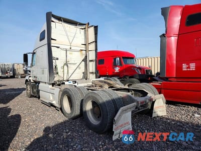 Trzecie zdjęcie samochodu z tyłu: 2016 VOLVO VNL SEMI TRUCK VIN:4V4NC9EJ2GN945777 - miniatura