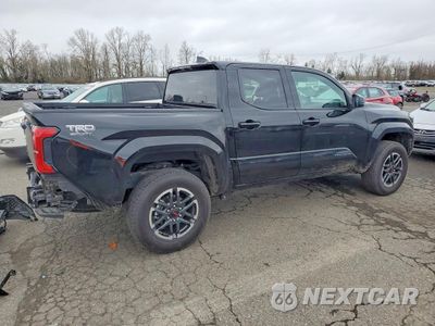 Trzecie zdjęcie samochodu z tyłu: 2025 TOYOTA TACOMA DOUBLE CAB VIN:3TMLB5JN6SM104930 - miniatura
