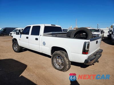 Trzecie zdjęcie samochodu z tyłu: 2005 CHEVROLET SILVERADO C2500 HEAVY DUTY VIN:1GCHC232X5F813174 - miniatura