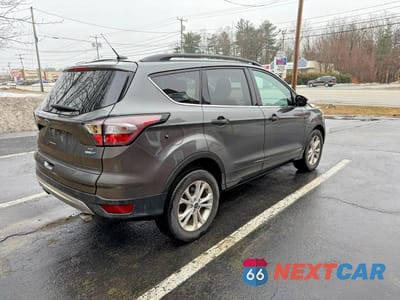 Czwarte zdjęcie samochodu z boku: 2018 FORD ESCAPE SE VIN:1FMCU9GD0JUC62931 - miniatura