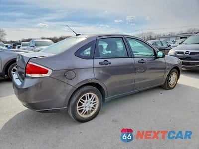 Trzecie zdjęcie samochodu z tyłu: 2010 FORD FOCUS SE VIN:1FAHP3FN7AW223644 - miniatura
