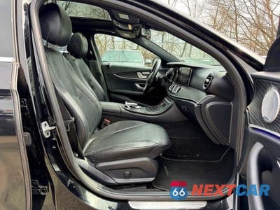 Piąte zdjęcie samochodu w środku: 2019 MERCEDES-BENZ E 300 4MATIC VIN:WDDZF4KB8KA573789 - miniatura