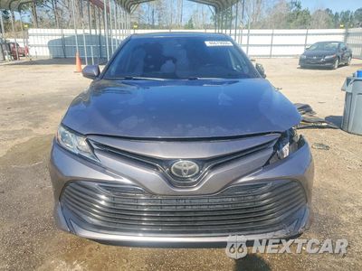 Piąte zdjęcie samochodu w środku: 2018 TOYOTA CAMRY LE VIN:4T1B11HK1JU627409 - miniatura