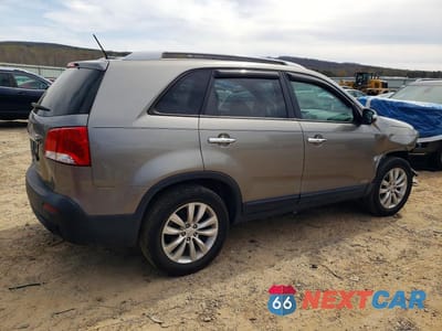 Trzecie zdjęcie samochodu z tyłu: 2011 KIA SORENTO LX VIN:5XYKTDA21BG078016 - miniatura