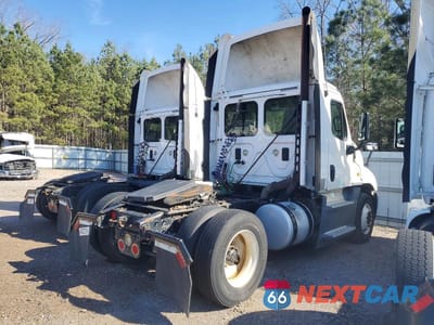 Czwarte zdjęcie samochodu z boku: 2016 FREIGHTLINER CASCADIA 125 SEMI TRUCK VIN:1FUBGEDV8GLHC5658 - miniatura