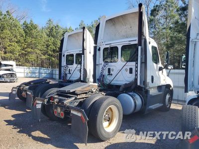 Czwarte zdjęcie samochodu z boku: 2016 FREIGHTLINER CASCADIA 125 SEMI TRUCK VIN:1FUBGEDV8GLHC5658 - miniatura