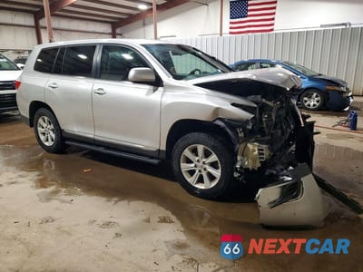 Czwarte zdjęcie samochodu z boku: 2013 TOYOTA HIGHLANDER BASE VIN:5TDBK3EH2DS199591 - miniatura