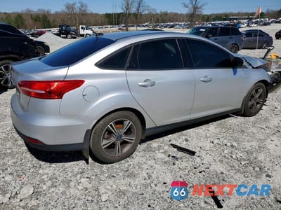 Trzecie zdjęcie samochodu z tyłu: 2016 FORD FOCUS SE VIN:1FADP3FE6GL218959 - miniatura