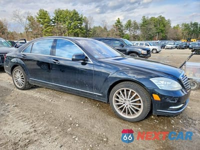 Czwarte zdjęcie samochodu z boku: 2013 MERCEDES-BENZ S 550 4MATIC VIN:WDDNG9EB4DA500619 - miniatura