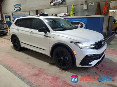 Czwarte zdjęcie samochodu z boku: 2024 VOLKSWAGEN TIGUAN SE R-LINE BLACK VIN:3VV8B7AX7RM210009 - miniatura