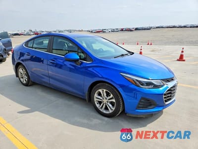 Czwarte zdjęcie samochodu z boku: 2019 CHEVROLET CRUZE LT VIN:1G1BE5SM6K7108794 - miniatura