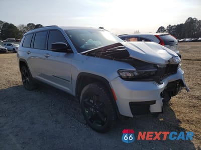 Czwarte zdjęcie samochodu z boku: 2023 JEEP GRAND CHEROKEE L LAREDO VIN:1C4RJKAG8P8744680 - miniatura